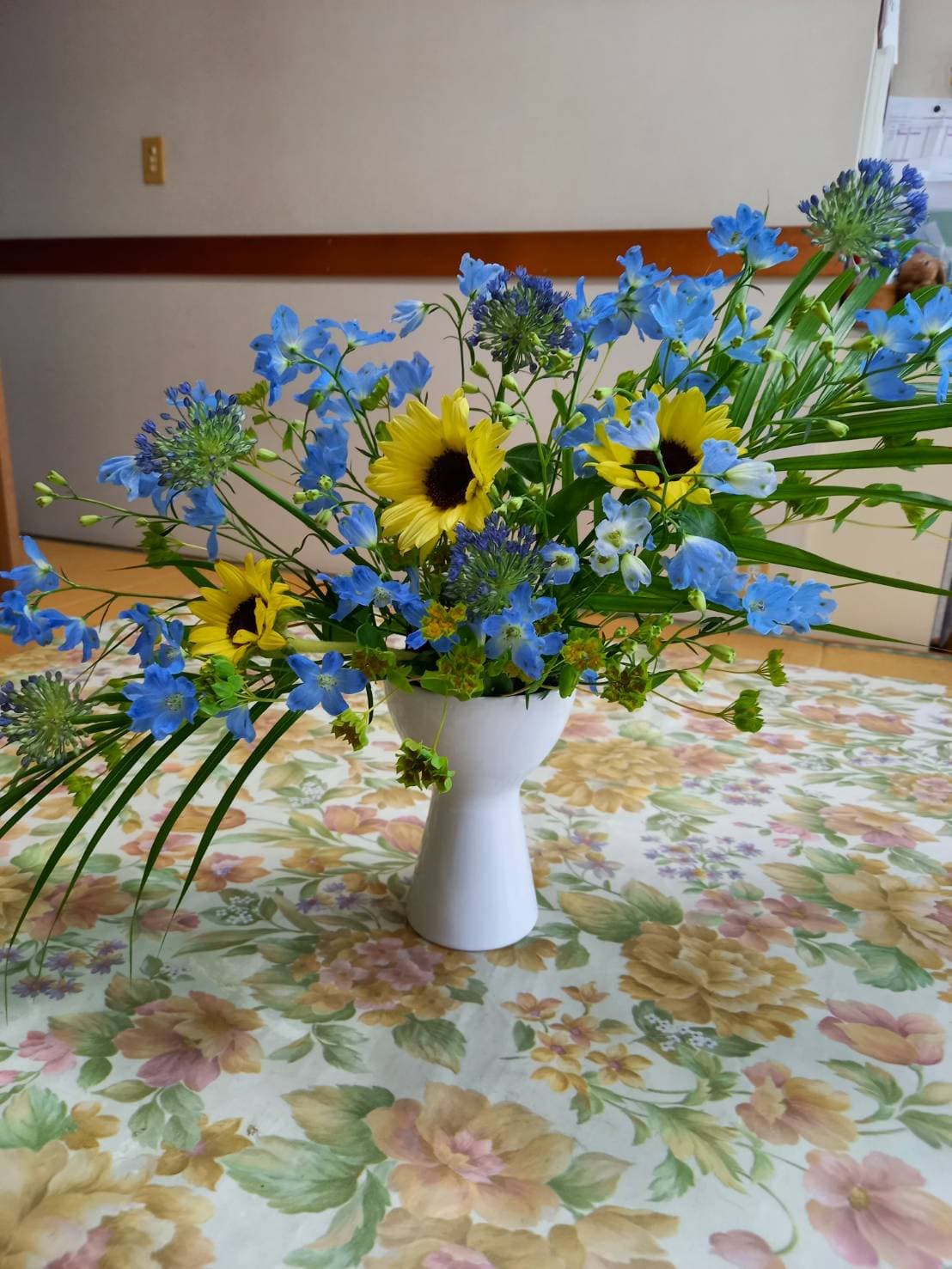 ひまわりとブルーの夏アレンジ