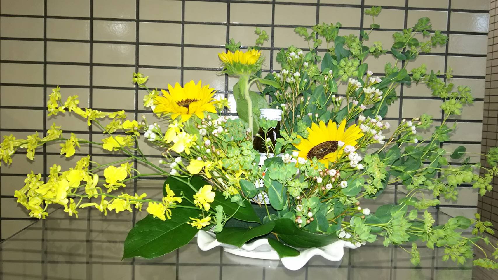 ひまわりの横長アレンジメント