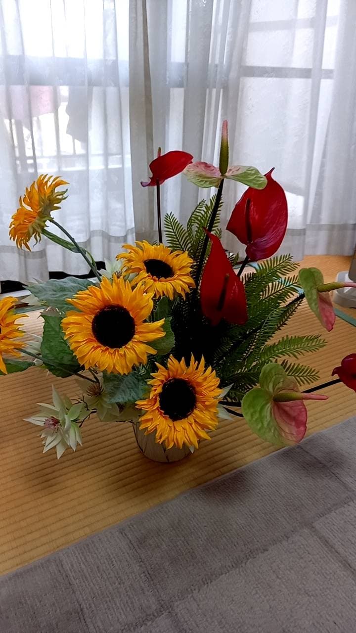 ひまわりとアンスリウムのトロピカルアレンジ