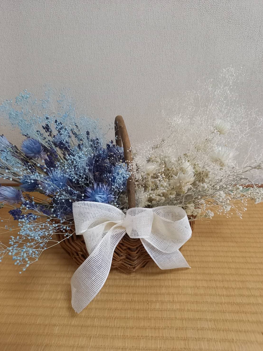 ブルーのドライフラワーバスケット