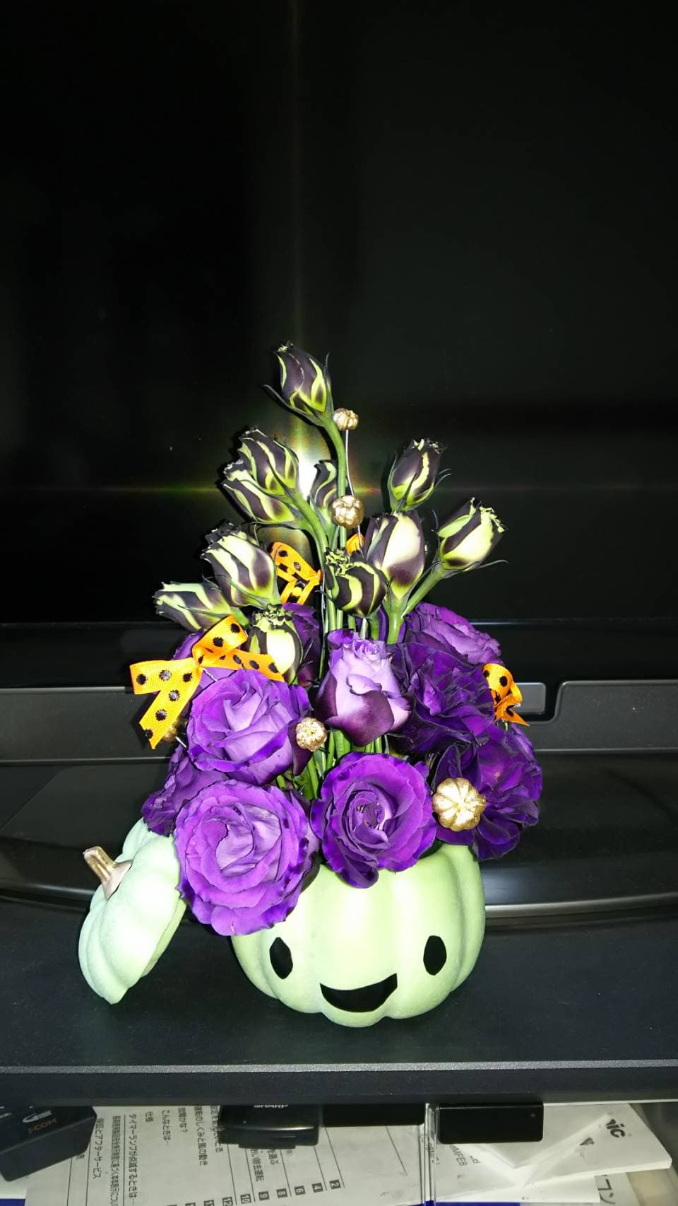 ハロウィンの紫トルコキキョウ