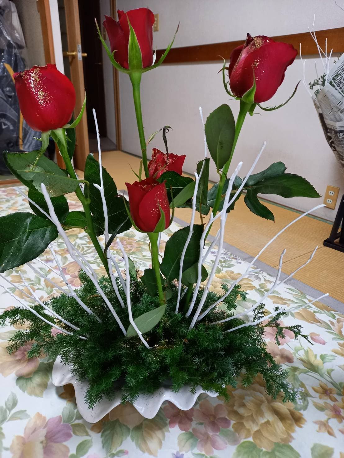 赤バラと白枝のモダンアレンジ