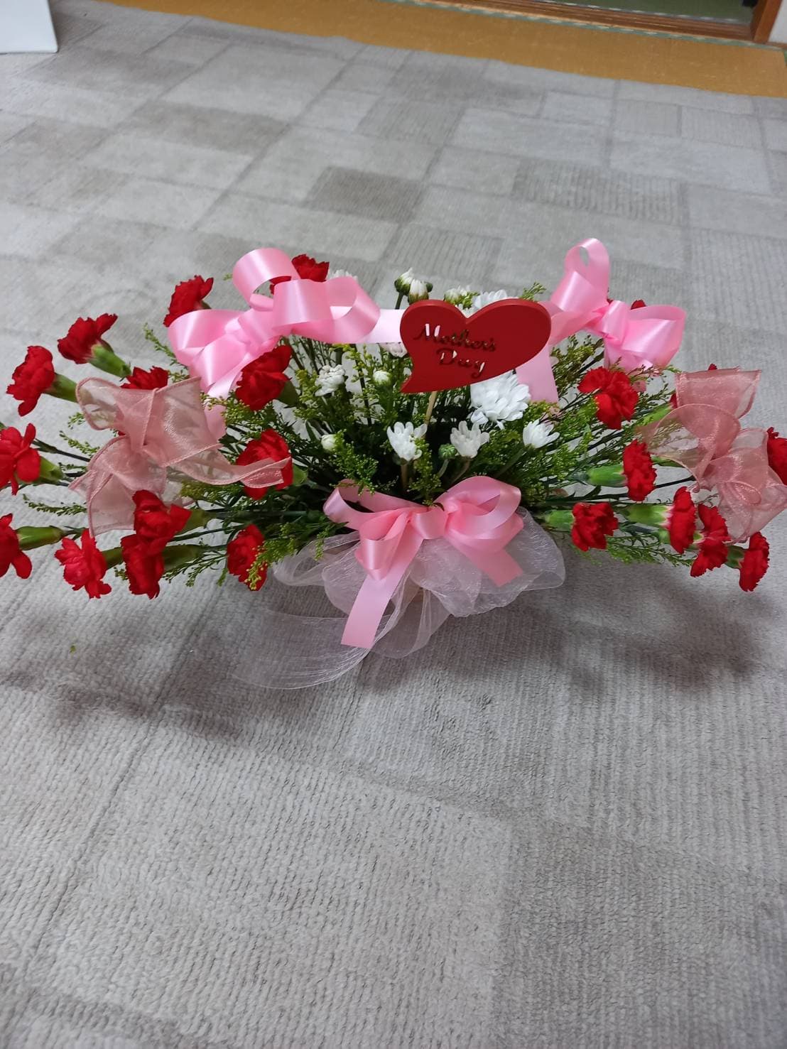 お祝いのレッドカーネーション