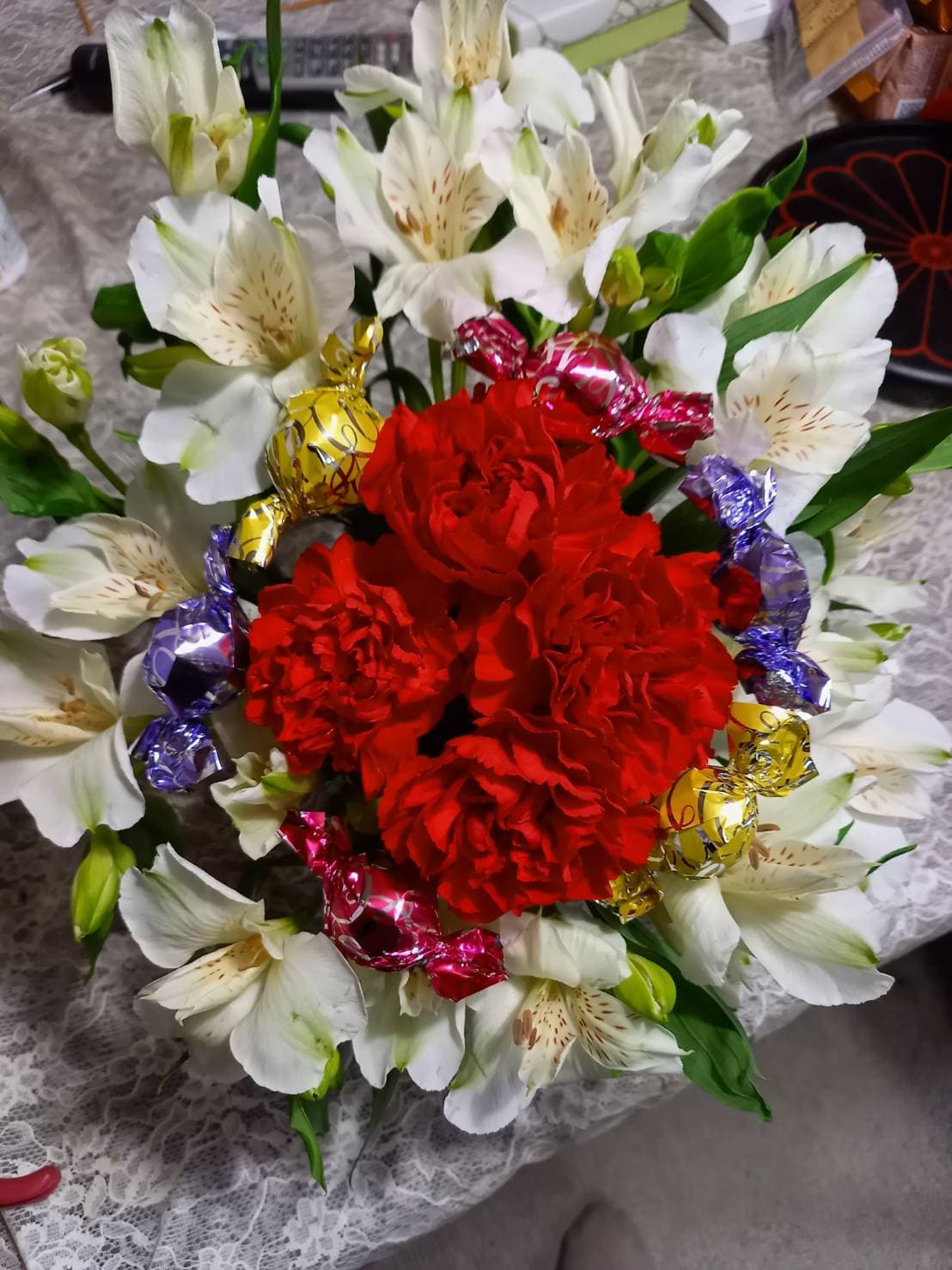 赤カーネーションと白アルストロメリア